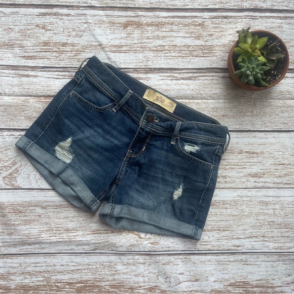 Hollister Distressed Low Rise Jean Shorts Size 1 - Picture 1 of 4